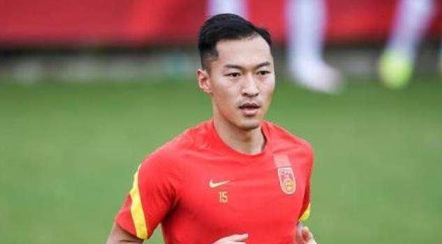 该记者表示，奥卡福在代表瑞士与罗马尼亚的比赛中出现大腿受伤的状况，初步检查显示为右腿腿筋受伤。